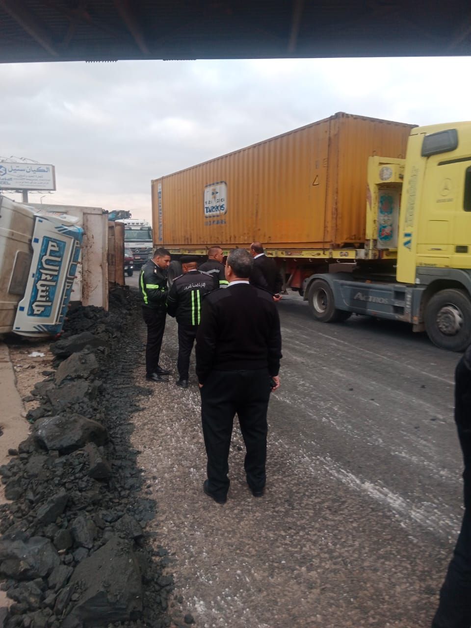 إعادة حركة المرور على طريق إسكندرية الزراعى بعد رفع تريلا انقلبت فى قليوب