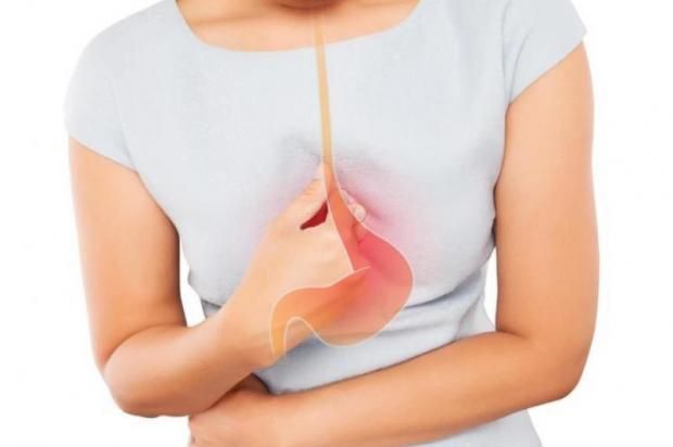 عادات غذائية خاطئة تسبب ارتجاع المريء في رمضان.. تجنب الحلويات بعد الإفطار