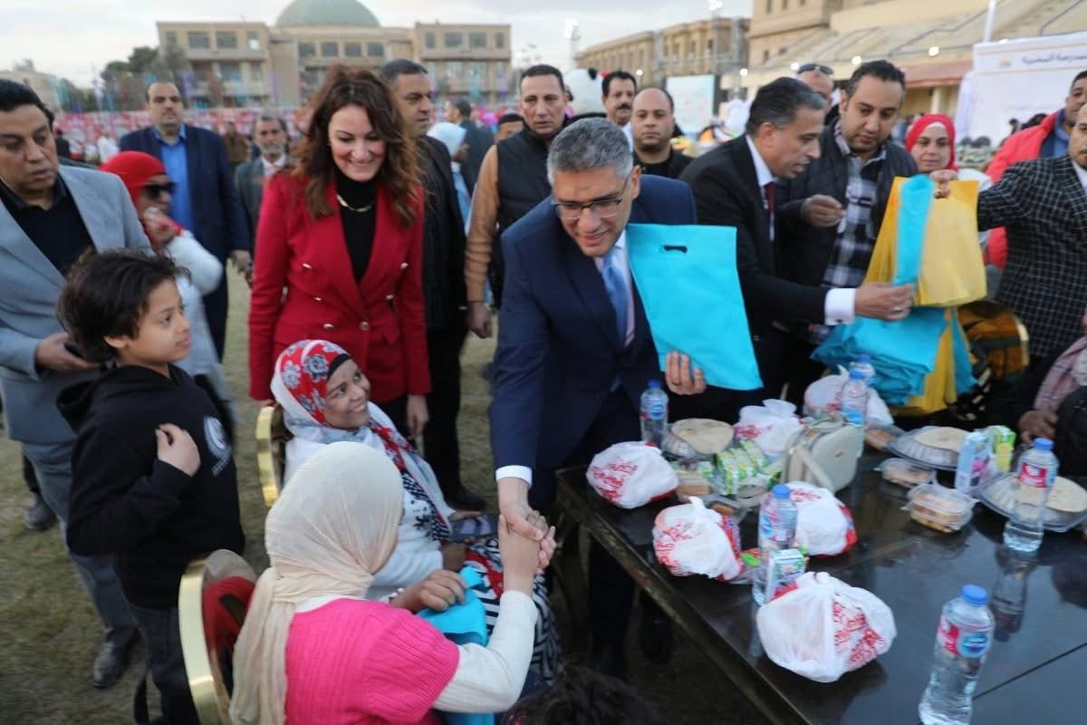 محافظ الجيزة يشهد حفل إفطار جماعى مع 4 آلاف طالب من ذوى الهمم والأيتام.. صور