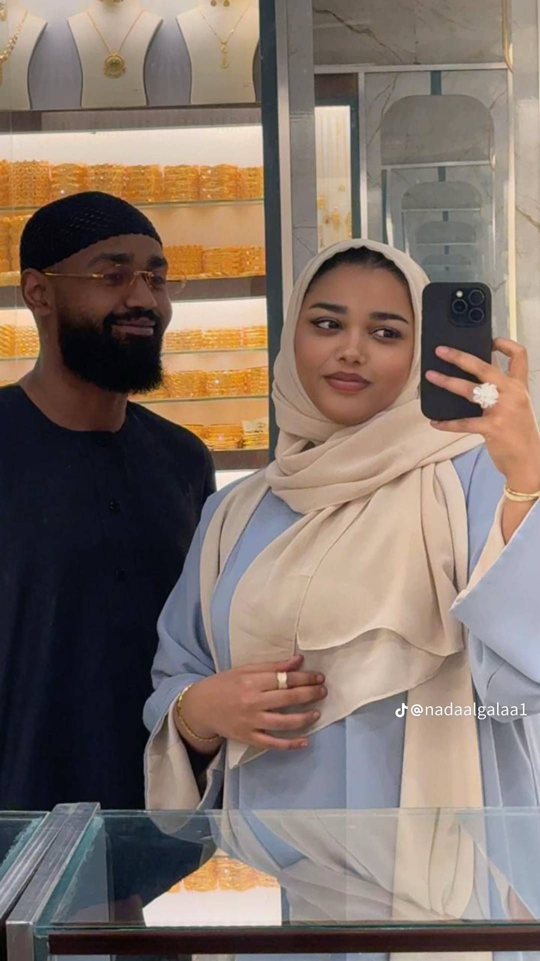 شاهد بالصورة.. أبناء الفنانة ندى القلعة (وائل وود) يخطفان الأضواء بإطلالة جديدة ومبهرة من داخل محل مجوهرات