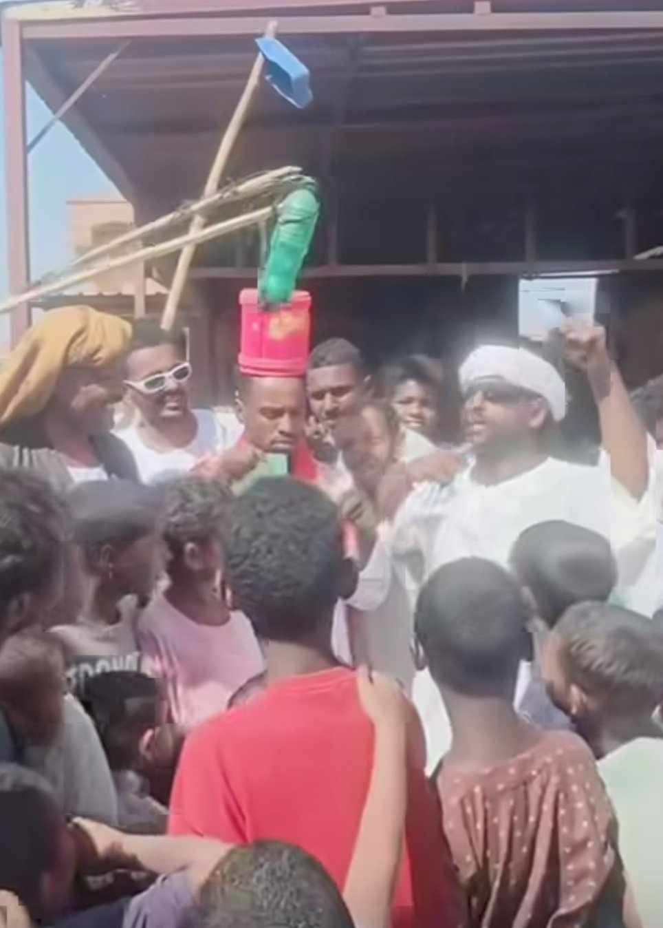 شاهد بالصورة والفيديو.. “العمدة” السوداني يقلد الممثل المصري محمد رمضان أثناء تقديمه هدايا “مدفع رمضان” بطريقة مضحكة 