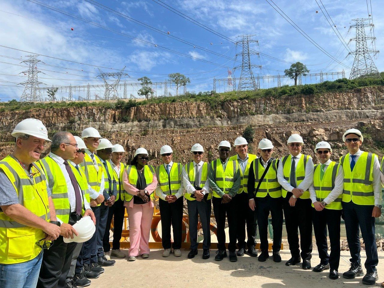 وزير الخارجية والهجرة يتفقد موقع سد "جوليوس نيريرى" التنزانى.. صور