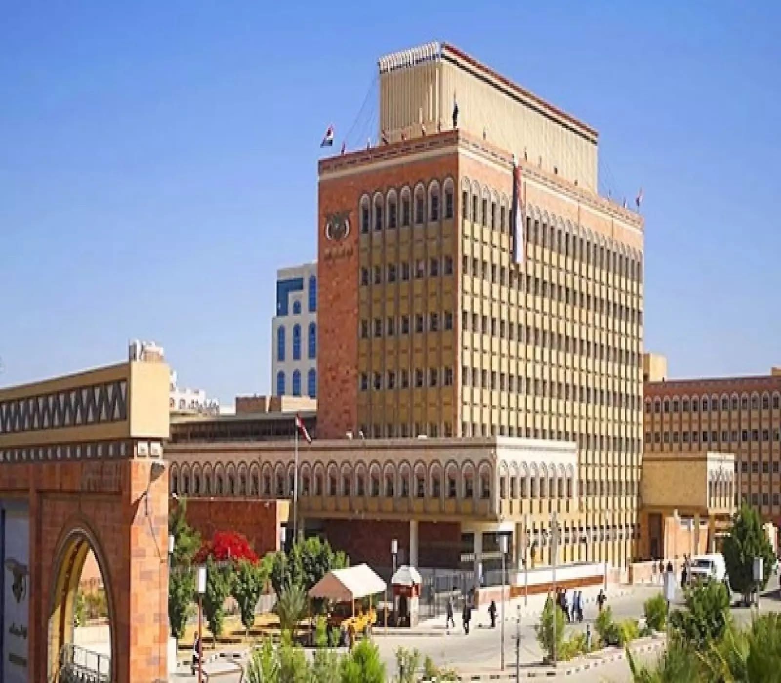 مصادر استخباراتية تكشف عن تحركات حوثية سرية ضد البنوك إلى قررت نقل مقراتها إلى العاصمة عدن"شاهد"