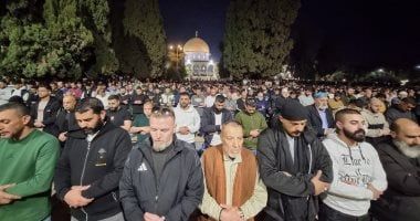 آلاف المصلين الفلسطينيين يؤدون صلاتى العشاء والتراويح فى المسجد الأقصى
