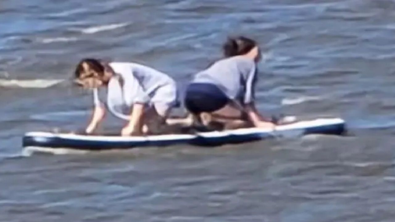 بعد 18 ساعة من فقدانهما...إنقاذ فتاتين تاهتا في البحر "شاهد"