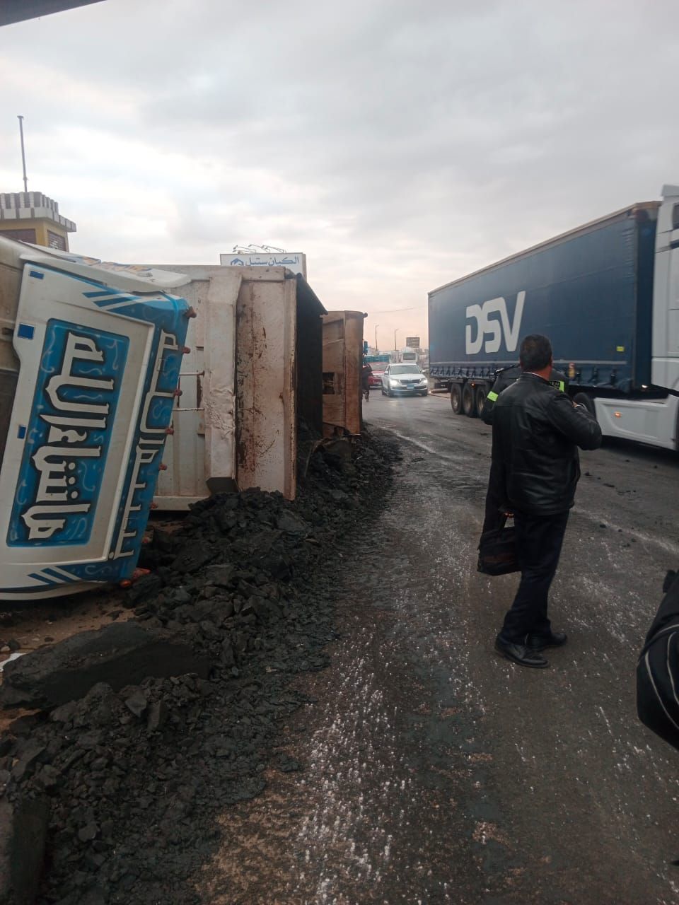 إعادة حركة المرور على طريق إسكندرية الزراعى بعد رفع تريلا انقلبت فى قليوب