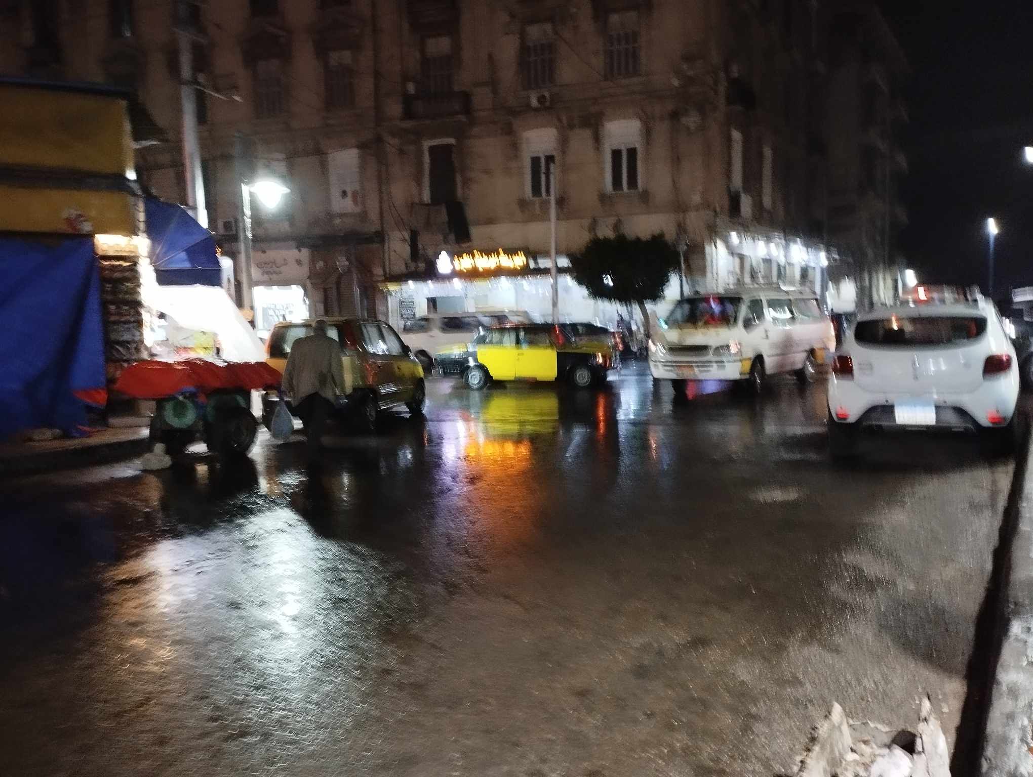 أمطار غزيرة تضرب الإسكندرية مع رياح شديدة وانخفاض بدرجات الحرارة.. فيديو