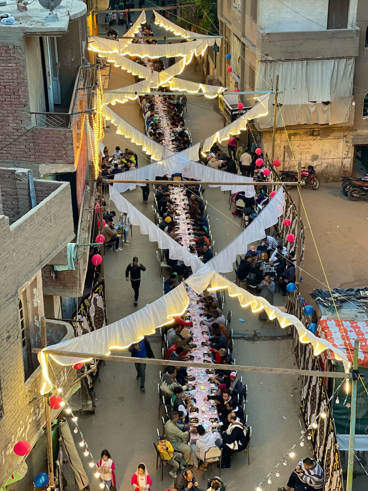 الوراق بتفرح.. أهالى بحر البلد يجتمعون على سفرة إفطار واحدة