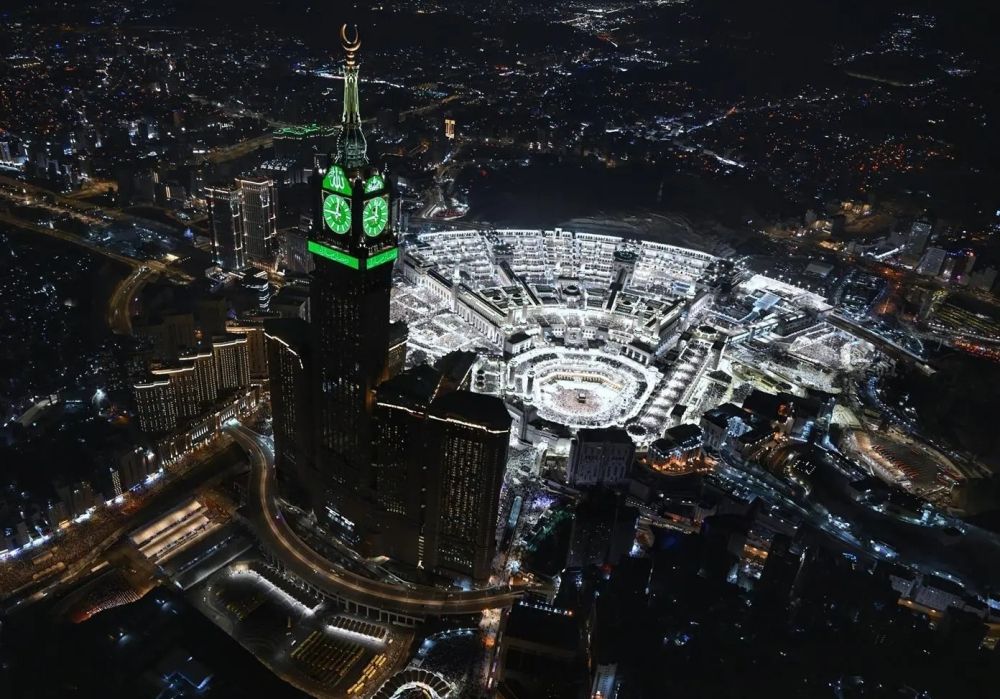 الصور الجوية تظهر الأجواء الإيمانية خلال صلاة التراويح في المسجد الحرام