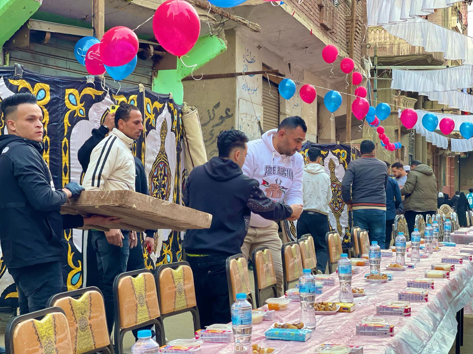 الوراق بتفرح.. أهالى بحر البلد يجتمعون على سفرة إفطار واحدة