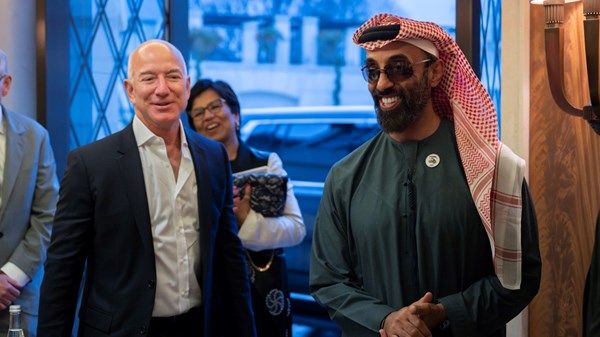طحنون بن زايد يلتقي جيف بيزوس