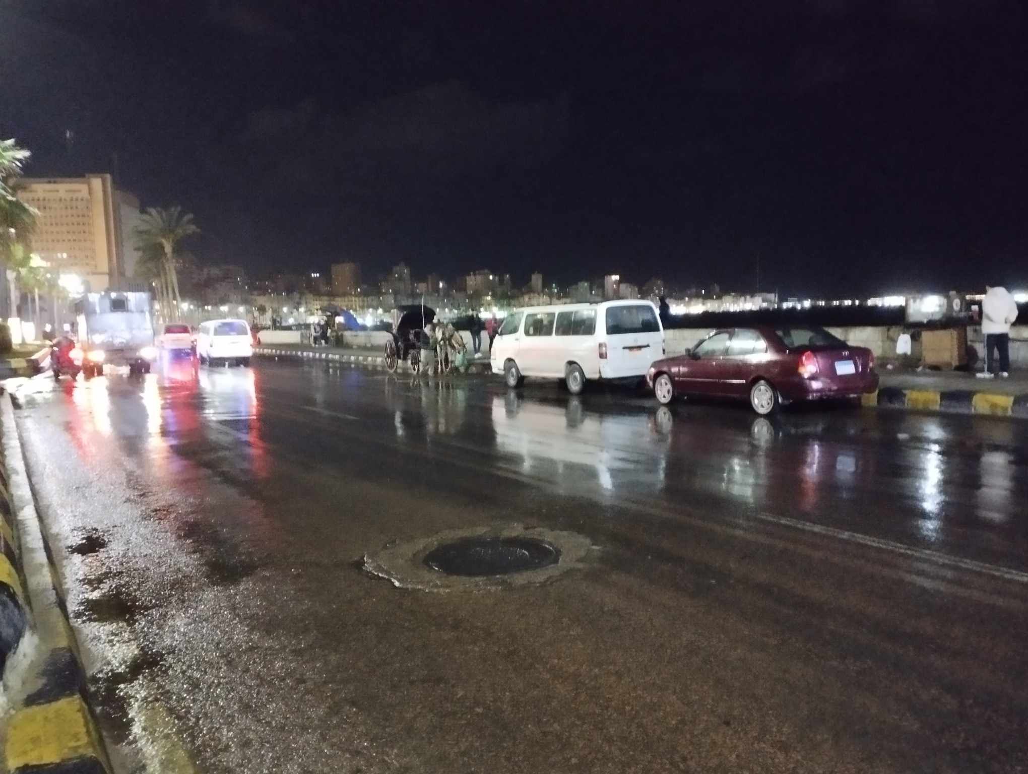 أمطار غزيرة تضرب الإسكندرية مع رياح شديدة وانخفاض بدرجات الحرارة.. فيديو