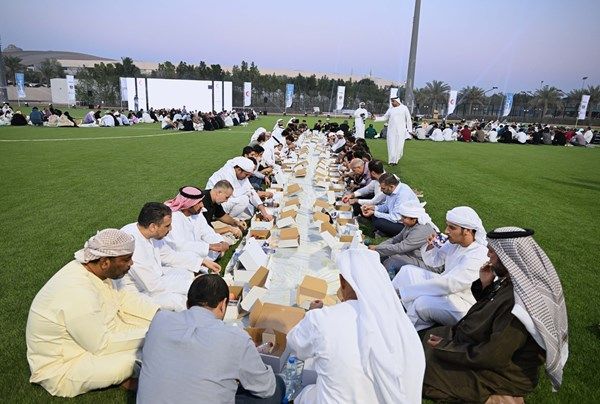 "الهلال الأحمر" تنظم مائدة إفطار رمضانية تعكس قيم التآخي والتعايش المشترك