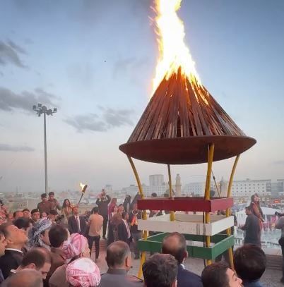 أكراد سوريا يحتفلون بأول عيد لـ"النوروز" بدون بشار الأسد.. صور