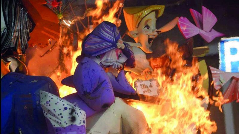 الامارات | مهرجان إسباني يختتم فعالياته بحرق منحوتاته تنفيساً عن الحزن