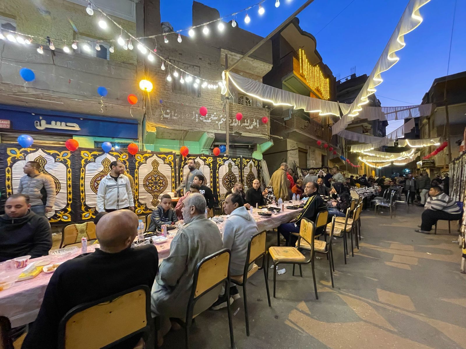 الوراق بتفرح.. أهالى بحر البلد يجتمعون على سفرة إفطار واحدة