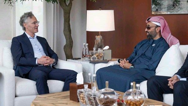 طحنون بن زايد يبحث مع أليكس كارب فرص التعاون للارتقاء بحدود الابتكار