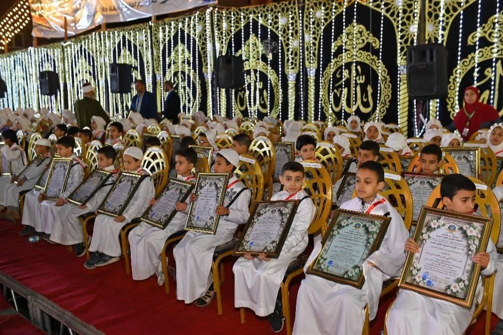 زفة شعبية لتكريم حفظة القرآن الكريم فى قرية سقارة و 30 رحلة عمرة للأوائل.. صور