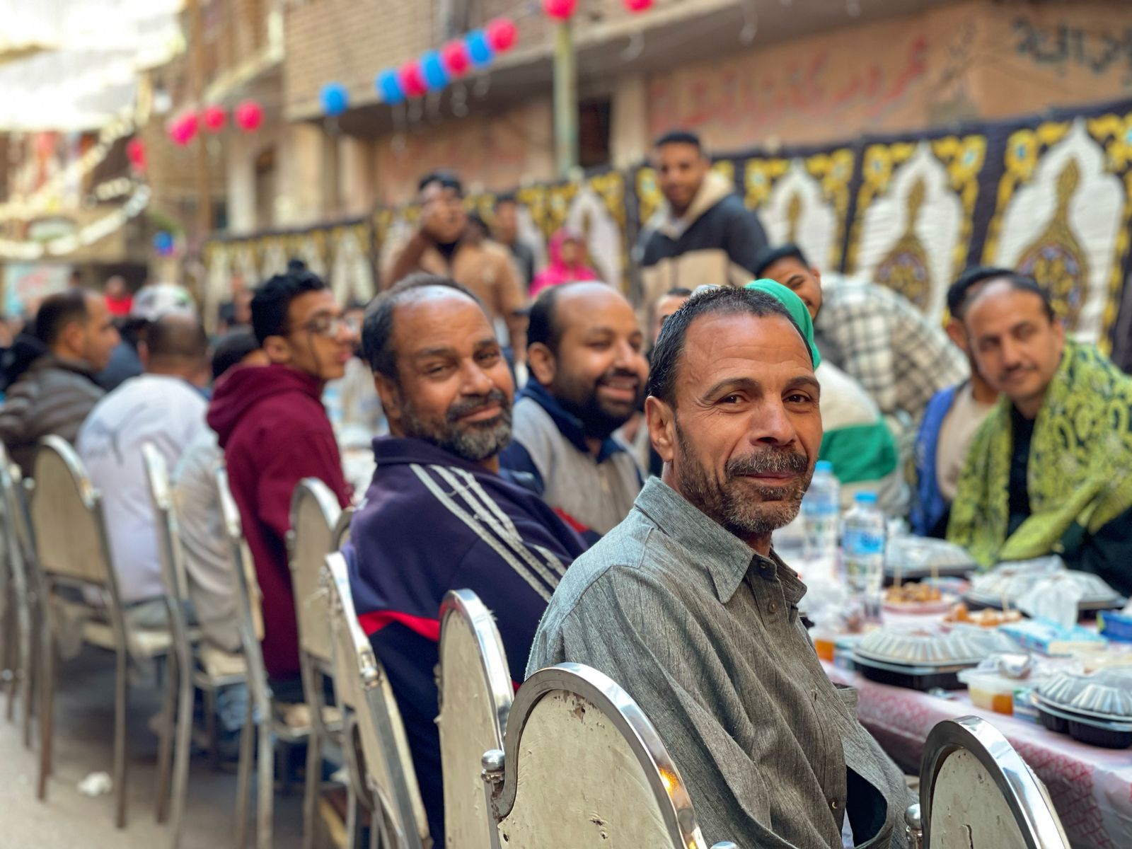 الوراق بتفرح.. أهالى بحر البلد يجتمعون على سفرة إفطار واحدة