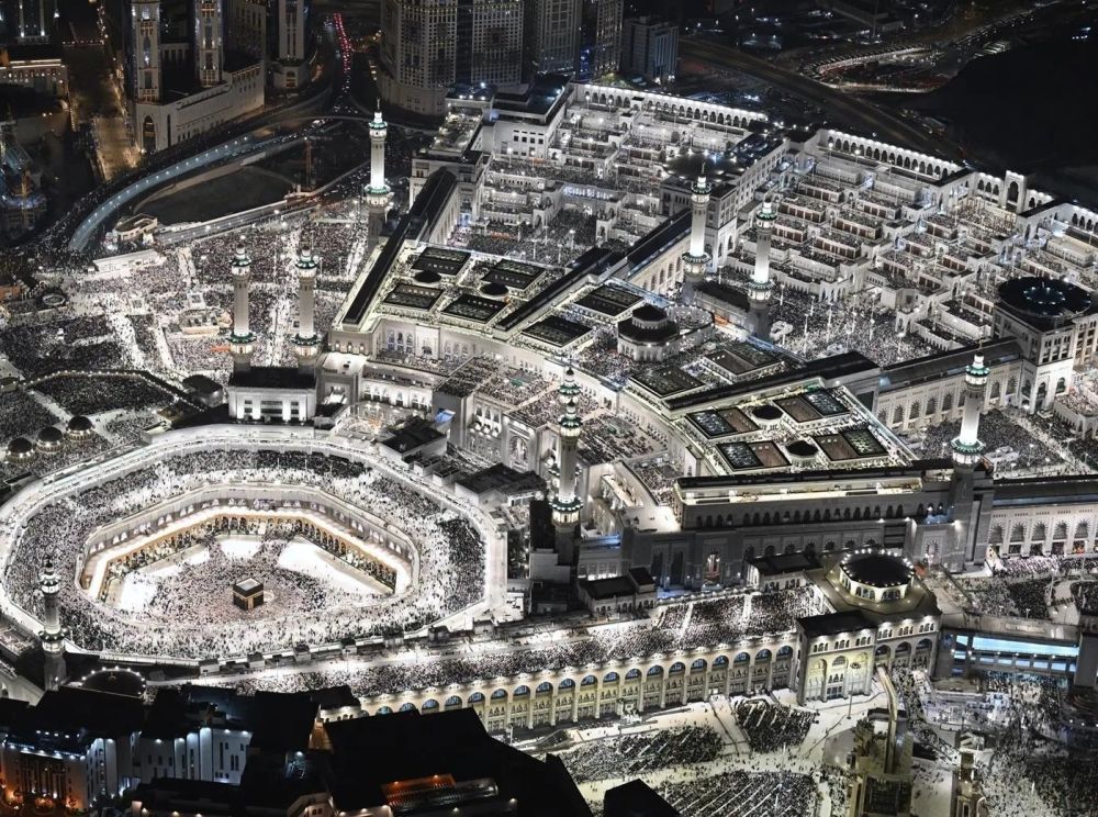 الصور الجوية تظهر الأجواء الإيمانية خلال صلاة التراويح في المسجد الحرام