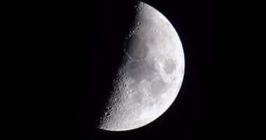 بعد منتصف الليل شاهد قمر التربيع الأخير يزين السماء