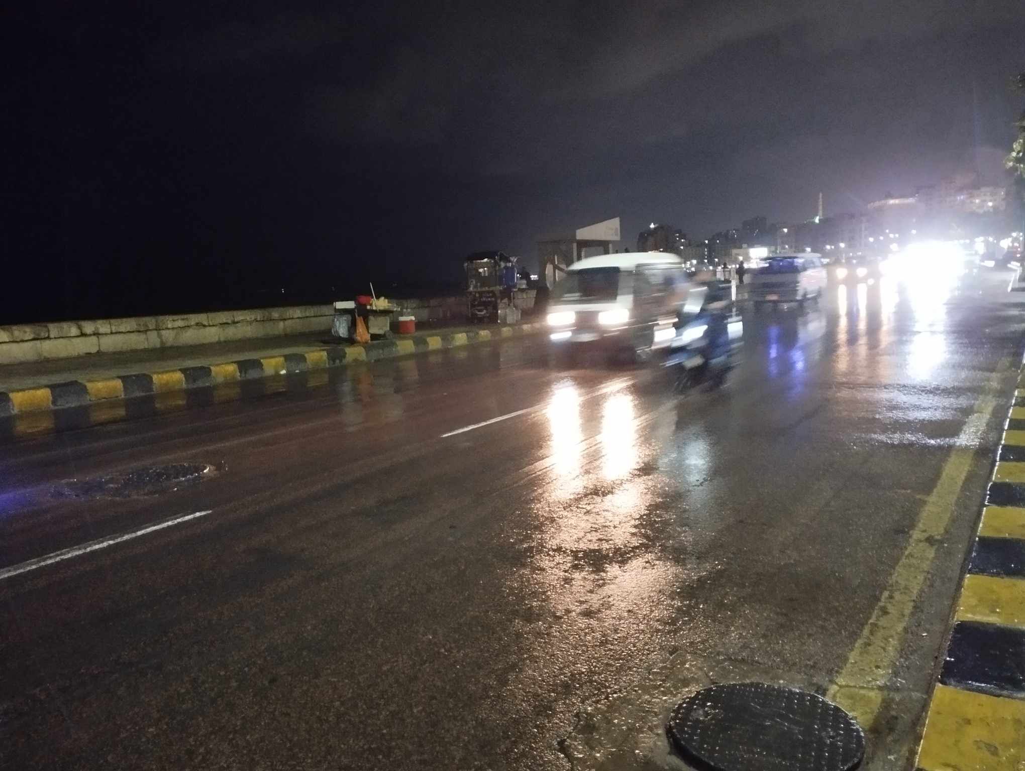 أمطار غزيرة تضرب الإسكندرية مع رياح شديدة وانخفاض بدرجات الحرارة.. فيديو