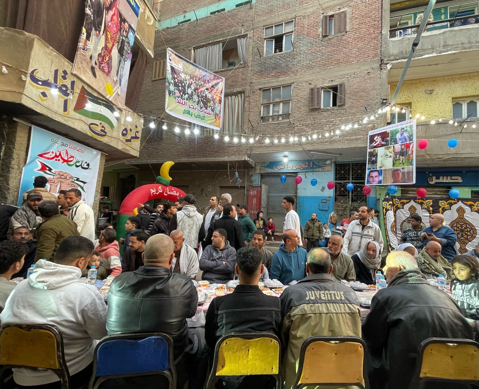 الوراق بتفرح.. أهالى بحر البلد يجتمعون على سفرة إفطار واحدة