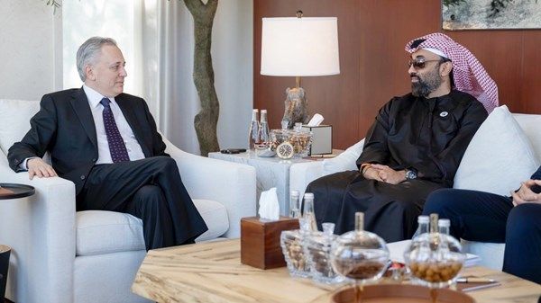 طحنون بن زايد يلتقي ديفيد ساكس المستشار الخاص لشؤون الذكاء الاصطناعي والعملات الرقمية