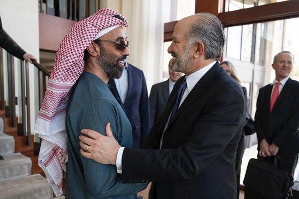 طحنون بن زايد يبحث تعزيز التعاون مع وزير التجارة الأميركي