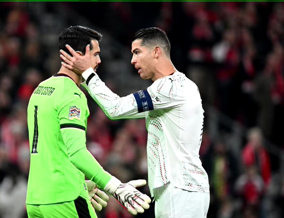 رونالدو يشعل تفاعلاً.. هذا ما فعله مع حارس البرتغال بمباراة الدنمارك