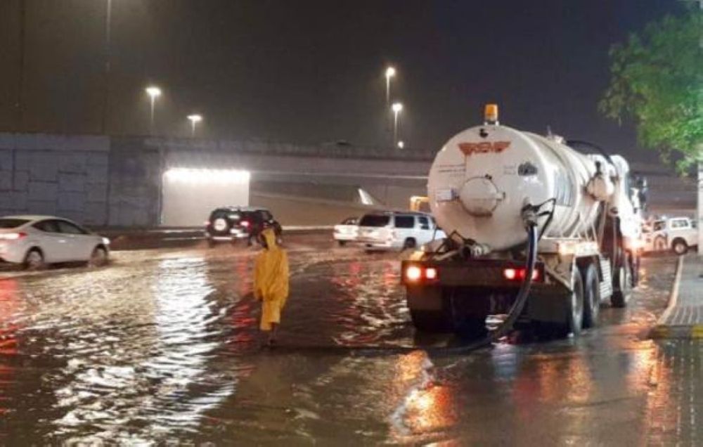 11 بلدية.. الفرق الميدانية تواصل تكثيف سحب التجمعات المائية بجدة