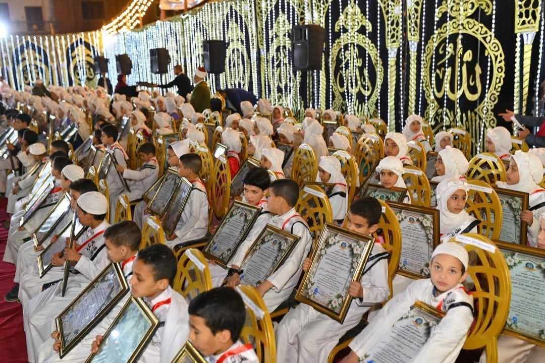 زفة شعبية لتكريم حفظة القرآن الكريم فى قرية سقارة و 30 رحلة عمرة للأوائل.. صور