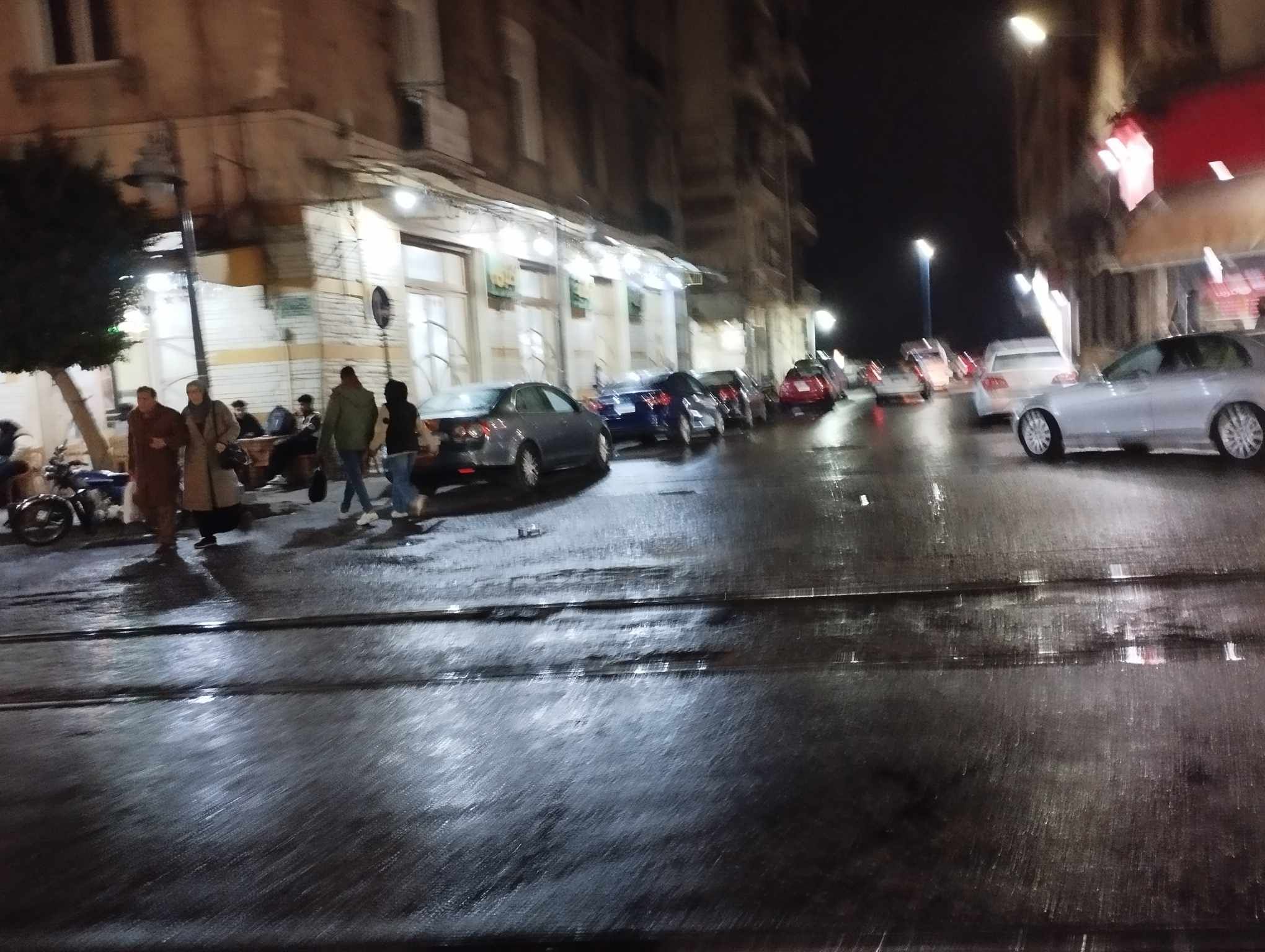 أمطار غزيرة تضرب الإسكندرية مع رياح شديدة وانخفاض بدرجات الحرارة.. فيديو