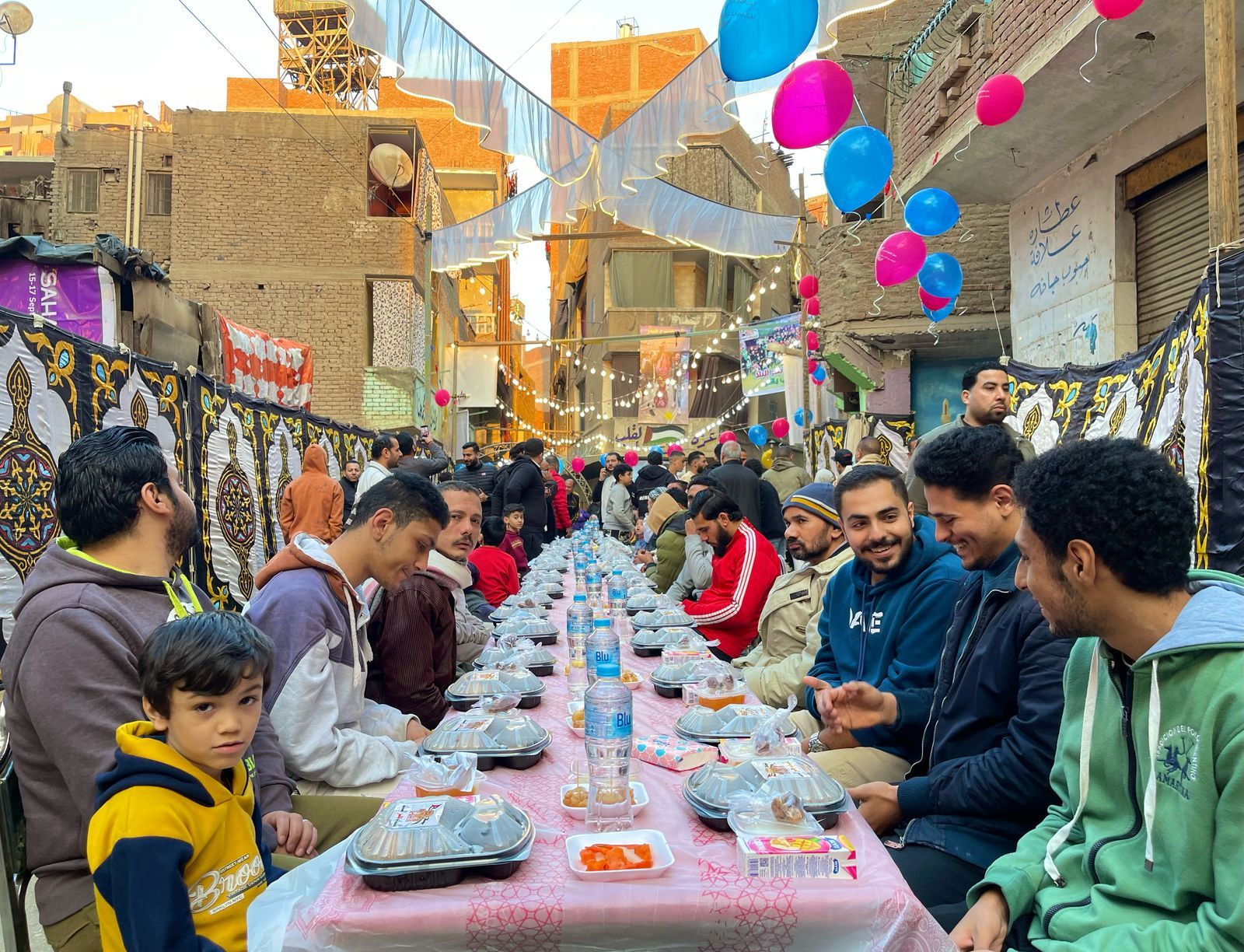 الوراق بتفرح.. أهالى بحر البلد يجتمعون على سفرة إفطار واحدة