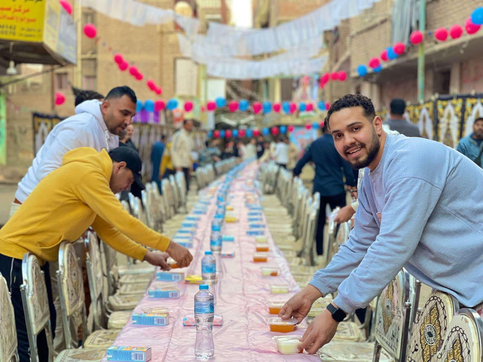 الوراق بتفرح.. أهالى بحر البلد يجتمعون على سفرة إفطار واحدة