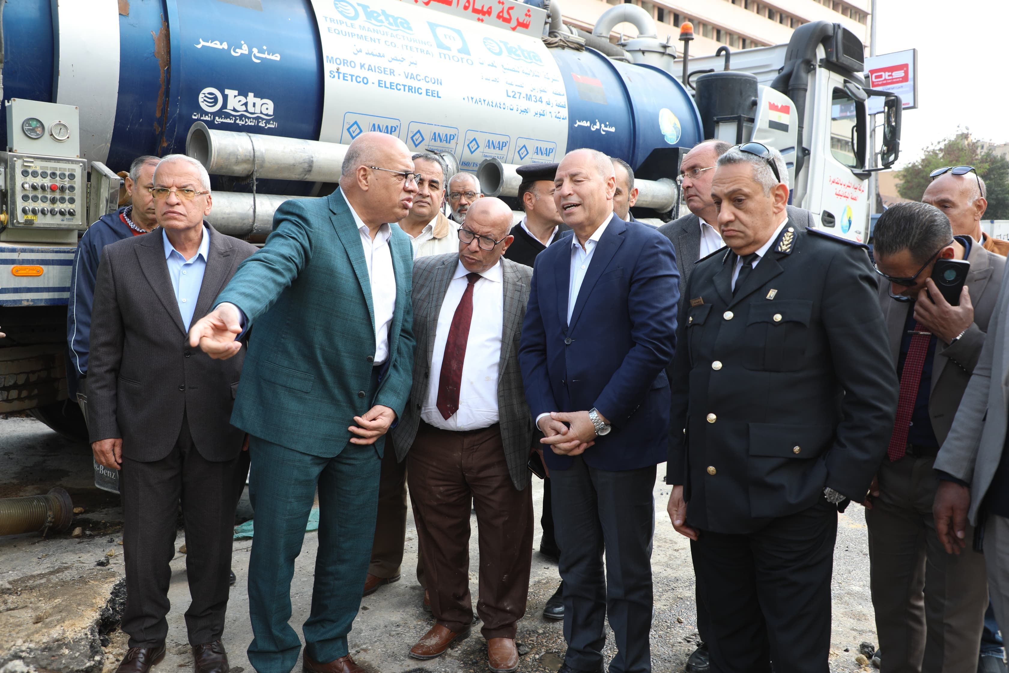 محافظ القاهرة يشرف على إصلاح كسر ماسورة مياه بشارع بورسعيد