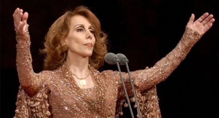 شاهد بالفيديو.. فنان مصري يغني إحدى أغنيات الفنانة اللبنانية الشهيرة “فيروز” بطريقة سودانية ويقول: (ماذا لو السيدة فيروز اتولدت في السودان)