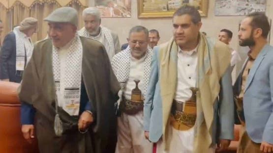 الخليج اليوم .. زيارة غامضة.. رئيس وزراء عراقي سابق يلتقي بالحوثيين في صنعاء