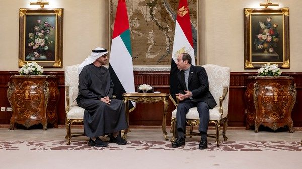 رئيس الدولة والرئيس المصري يبحثان تعزيز العلاقات الأخوية