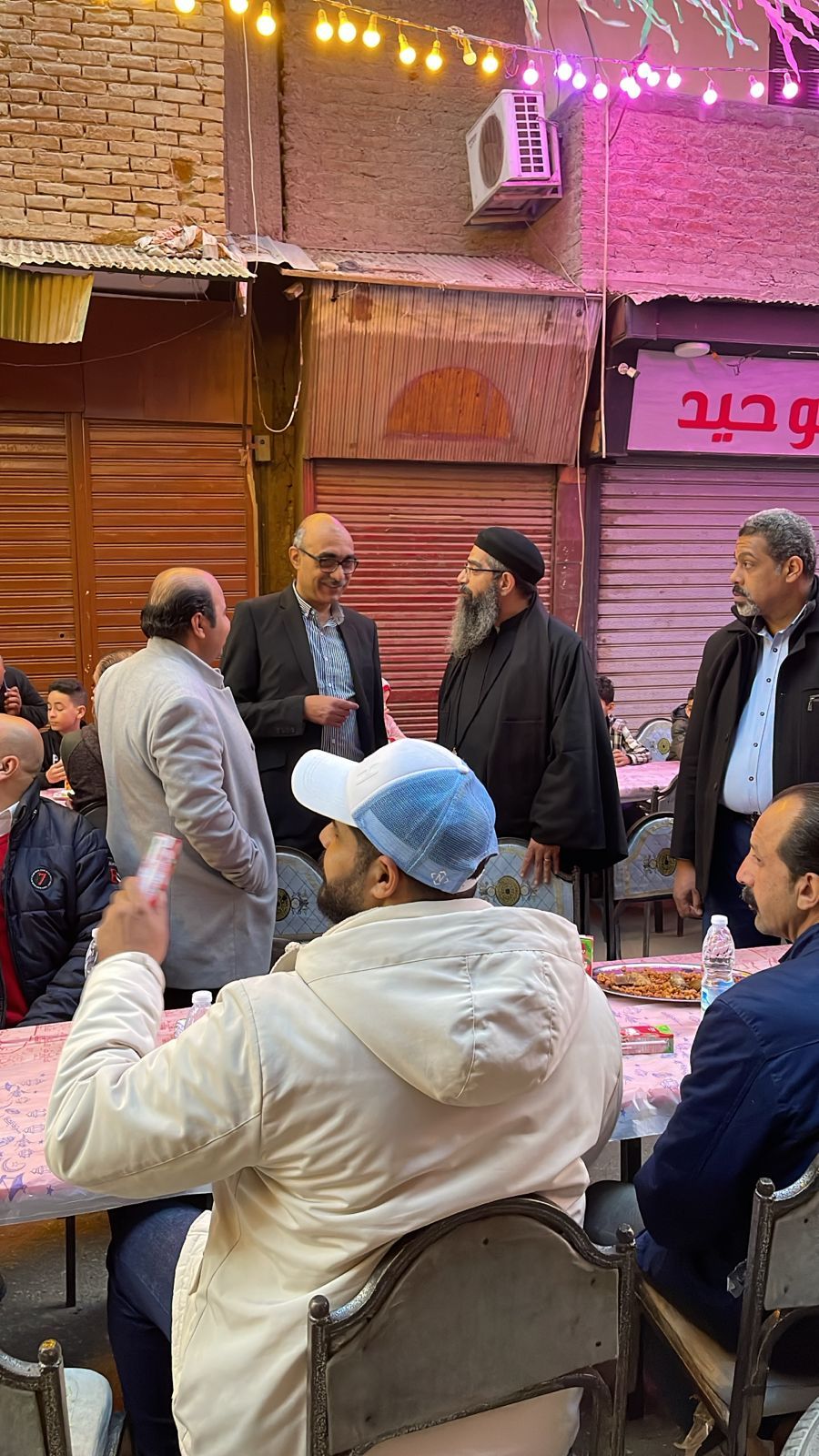 مشهد مش هتشوفه غير في مصر.. قسيس على مائدة إفطار أهالي العمرانية