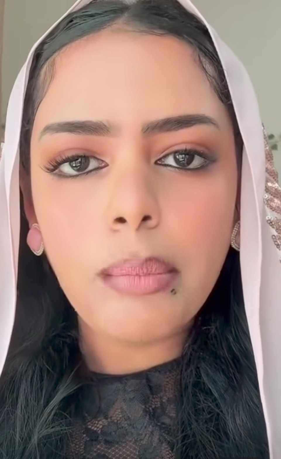 شاهد بالصورة والفيديو.. حسناء سودانية “تبخس” انتصارات الجيش بالقصر الجمهوري وتسخر من فرحة السودانيين: (عبارة عن مبنى مهدم والدعم السريع انسحب منه لتكتيك عسكري) وساخرون: (محطة غيار زيت جديدة ولا شنو؟)