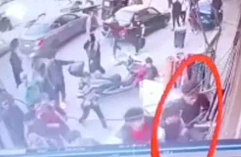 حادثة صادمة ...شاهد بالـ"صورة" عشرون شابا يعتدون على فتاة