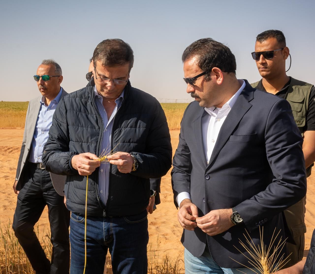وزير الزراعة يتفقد مشروع استصلاح 650 ألف فدان بشرق العوينات