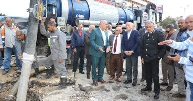 محافظ القاهرة يشرف على إصلاح كسر ماسورة مياه بشارع بورسعيد