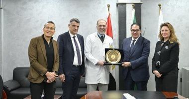 رئيس جامعة القاهرة يكرم الفريق الفائز بجائزة أفضل مشروع لتحسين تجربة المرضى