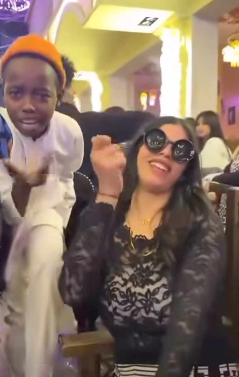 بالصورة والفيديو.. طفل سوداني يشارك حسناء مصرية وصلة رقص مثيرة على أنغام أغاني المهرجانات.. تعرف على التفاصيل!!