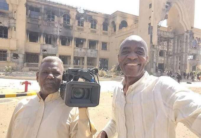 شاهد.. آخر فيديو لمدير البرامج بالتلفزيون القومي السوداني من داخل القصر الجمهوري قبل دقائق من سقوطه شهيداً رفقة زملائه