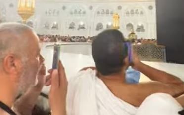 دعاء غير متوقع من أمام الكعبة: معتمر يتوسل على صديقه بسبب الدين المفقود!