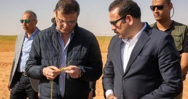 وزير الزراعة يتفقد مشروع استصلاح 650 ألف فدان بشرق العوينات