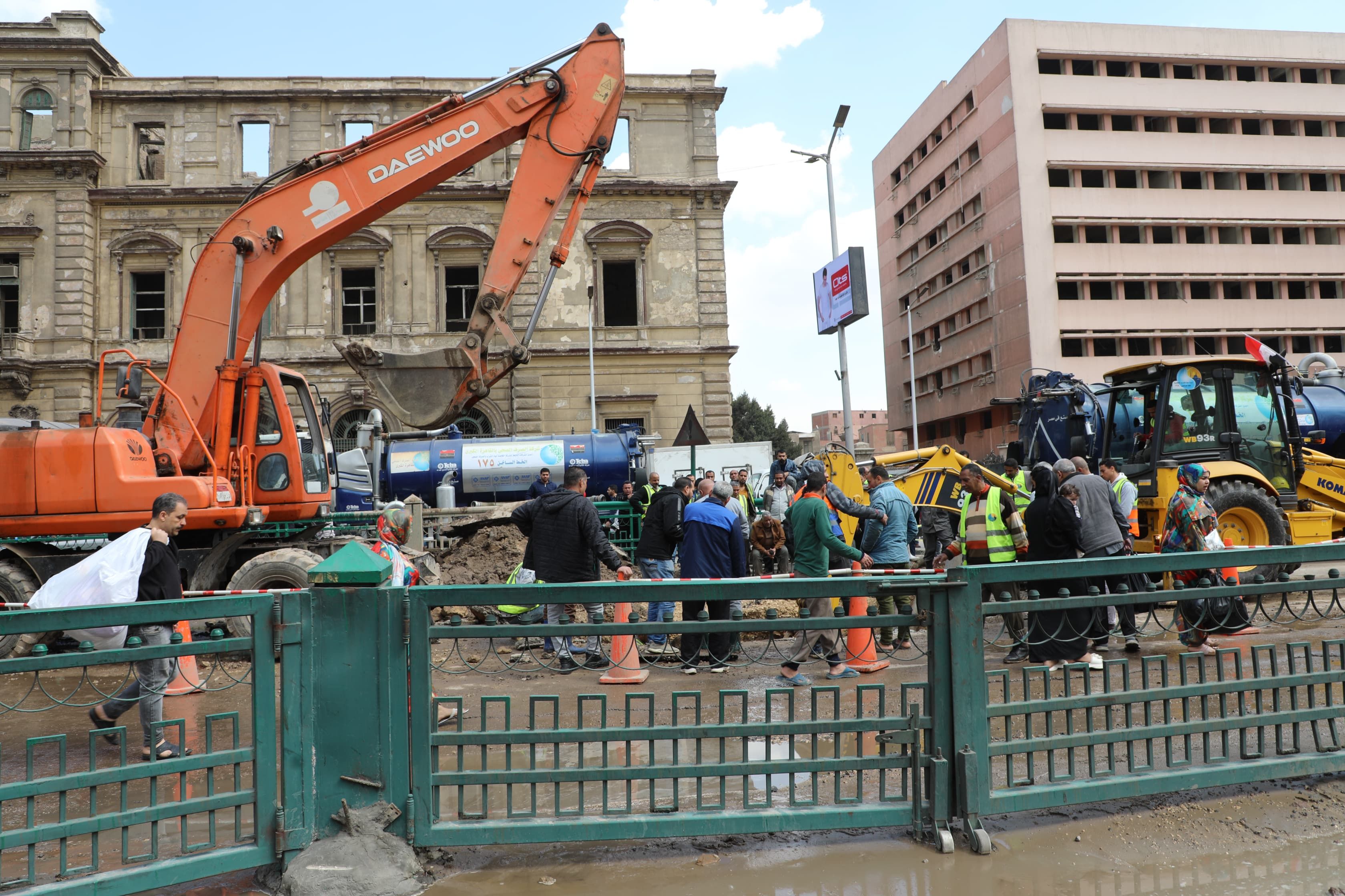 محافظ القاهرة يشرف على إصلاح كسر ماسورة مياه بشارع بورسعيد